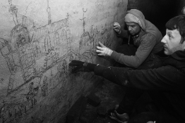 Истраживачи УГРИП-а гледају цртеж. У првом плану на слици је Дејан Гроздић, а иза њега је Леон Шурбановић.