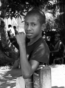 Дечак са улице, Алотау, Папуа Нова Гвинеја, 2023. Фото: М.П.