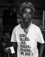 Захаријах Џонсон, пијачни продавац капи и музичар. Очо Риос, Јамајка, 2024.