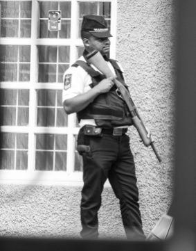 Униформисан човек са пушком на улици у Очо Риосу